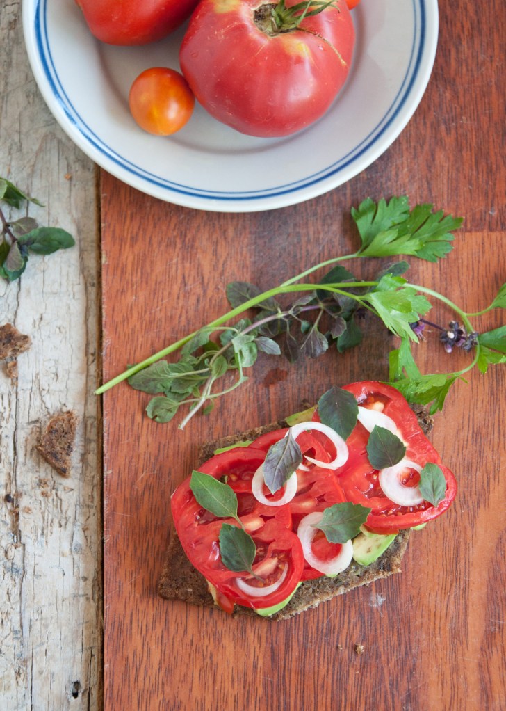 Домати, авокадо, суров хляб, лук и босилек