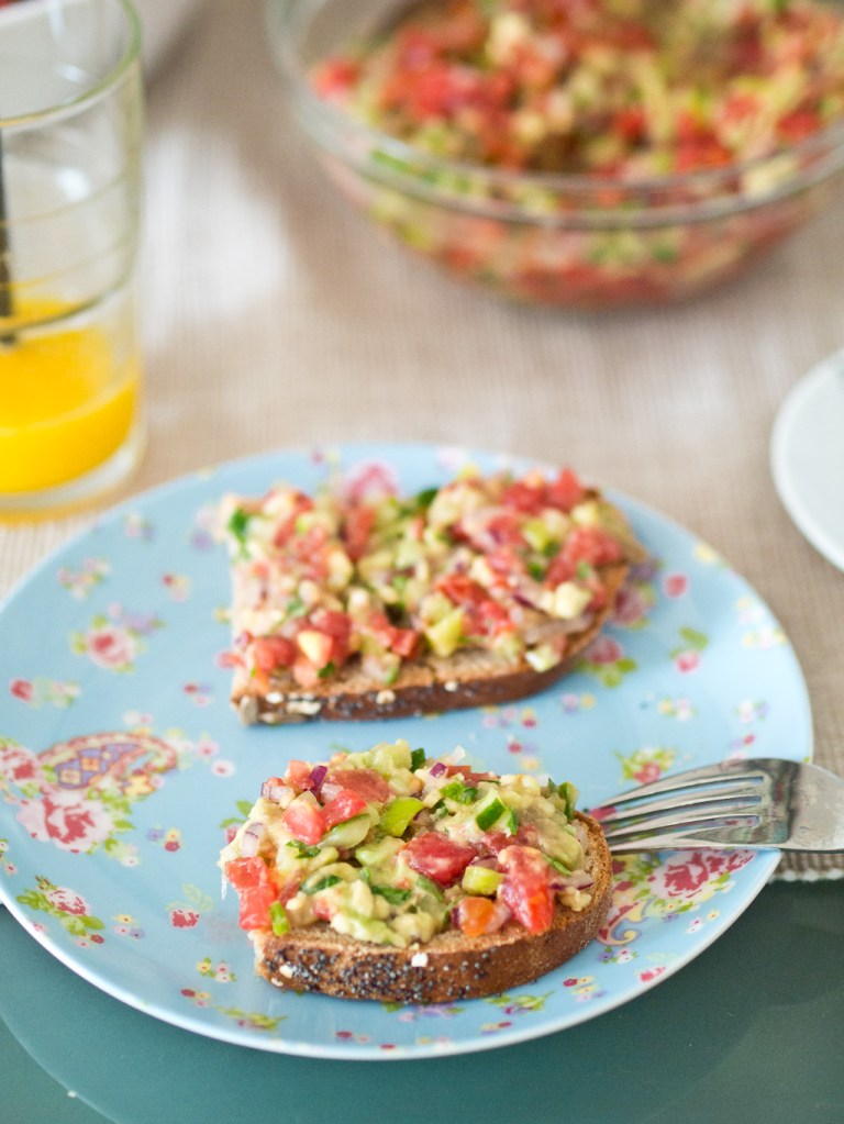 Веган сандвич - с авокадо, домат, лук, краставица, чушка и магданоз