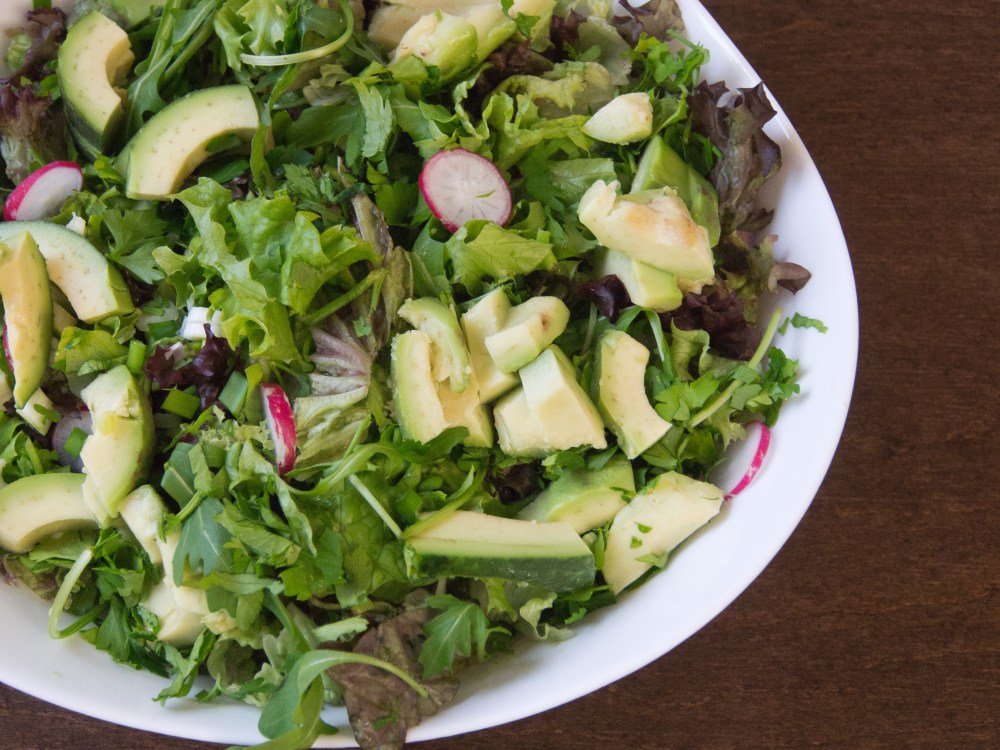 Зелена салата с авокадо, репички, краставица