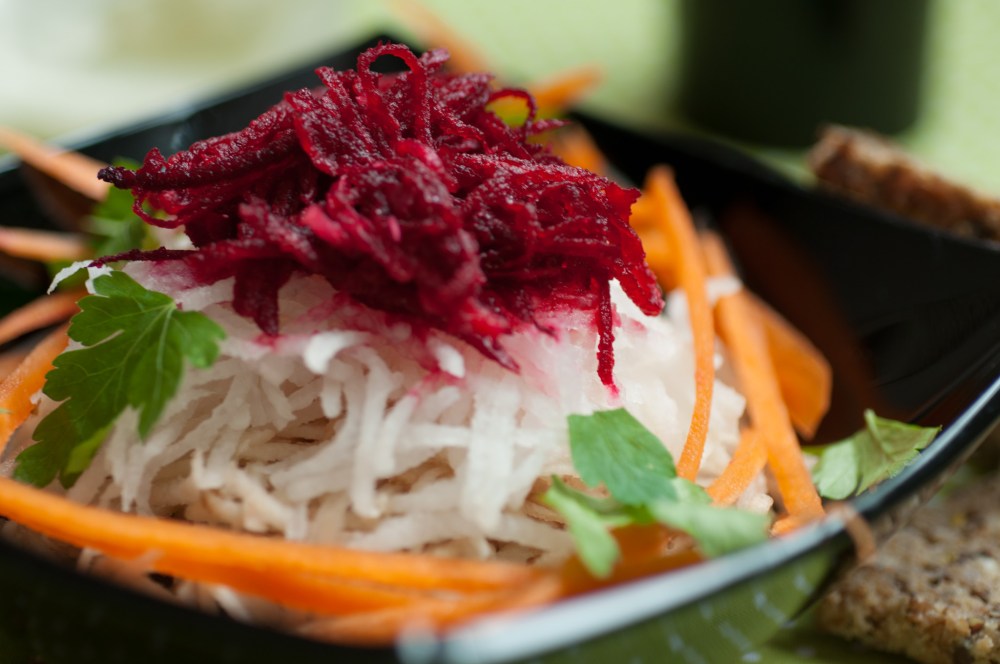 Салата със земна ябълка, ряпа, морков, цвекло